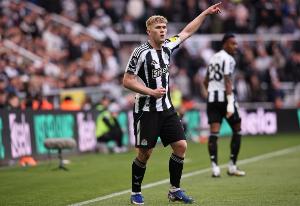 记者：纽卡斯尔告知曼联，刘易斯·霍尔今夏是非卖品