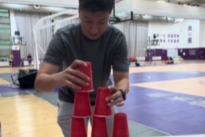 来自北控男篮课间休息的叠杯子竞速赛 猜猜谁最快