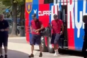 记者：巴萨已抵达乌迪内，加维、阿劳霍、卡萨多、巴德吉缺席